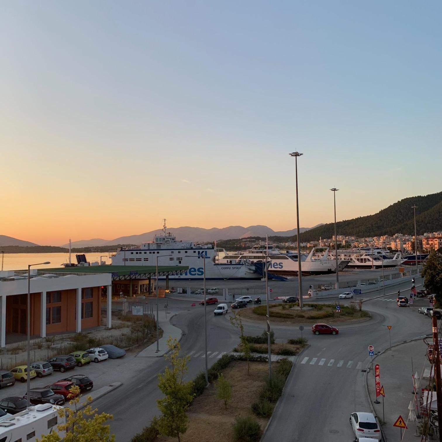 Lilium Luxury Apartment Igoumenitsa Bagian luar foto